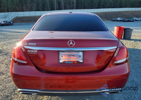 2018 Mercedes-Benz E 300 z USA, uszkodzony, nr VIN WDDZF4JB2JA445032